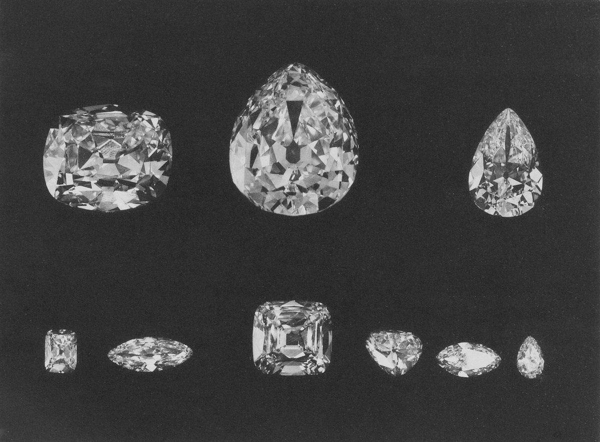 Diamanti scintillanti su sfondo scuro